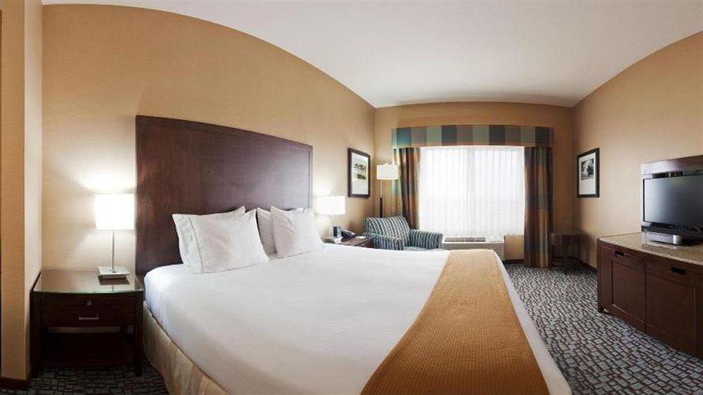 Holiday Inn Express & Suites Salinas, An Ihg Hotel Exterior photo